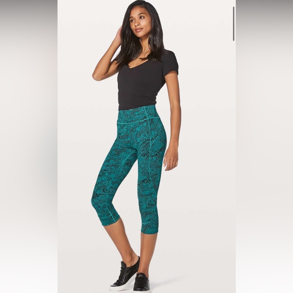 110. Lululemon In Movement Crop *Everlux 19" Kitakami Spirit Green Black 10